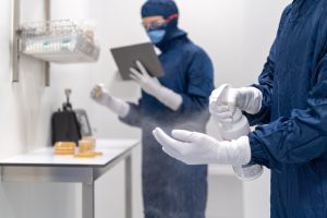 了解更多有关的文章 生技實驗室交叉污染防護：無菌無塵室的動線規劃與深層清潔要點